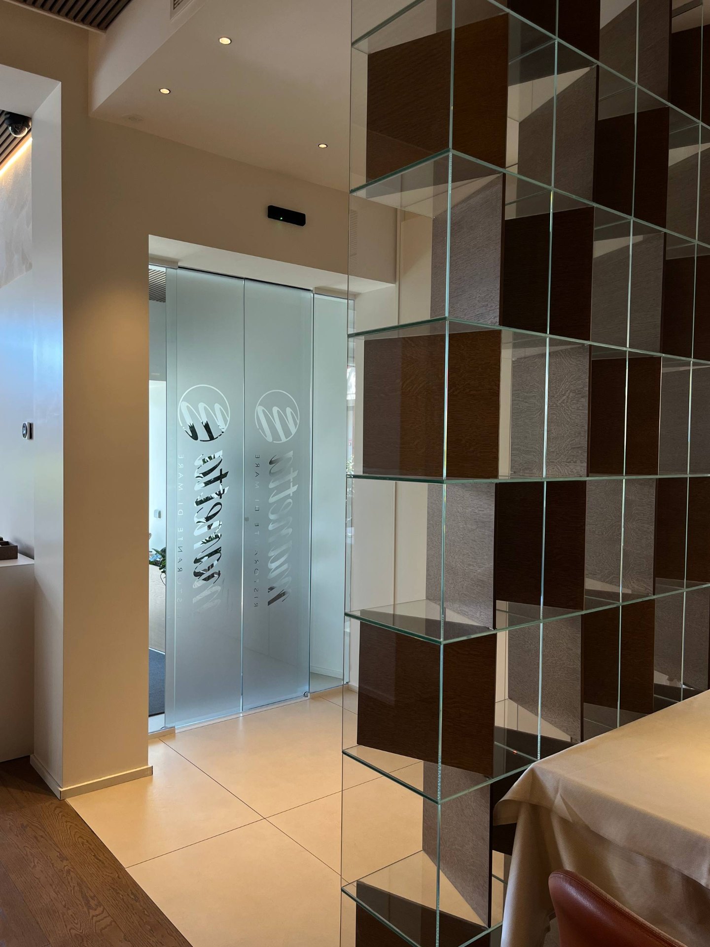 Ingresso del Ristorante Manetta con porta in vetro satinato